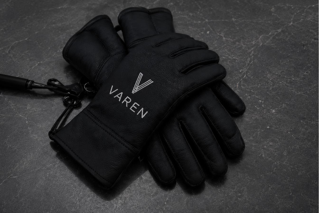 Les gants de travail VAREN posés sur un marbre sombre — l’objet-symbole du soin de la maison.